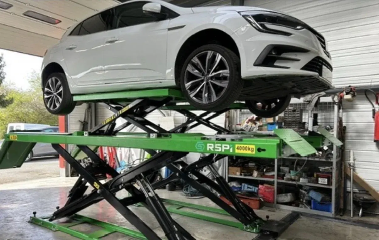 Pont ciseaux quatre tonnes installé dans un atelier